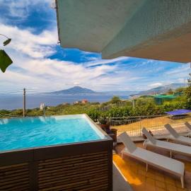Villa Blu Sorrento seaview pool terrace and Jacuzzi، فندق في سورينتو