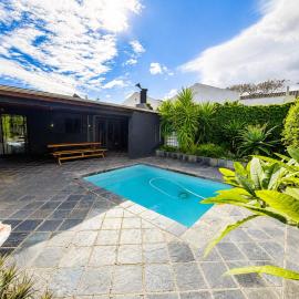 Tivoli House, hotel in Edgemead