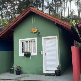 Chale verde Aconchegante com lareira no bosque e estacionamento grátis, hotell i Extrema
