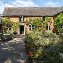 The Dairy House #Aldeburgh #SnapeMaltings - sleeps 11 - NOT SUITABLE FOR HENS OR STAGS OR ANY SIMILAR NOISY EVENTS DUE TO PROXIMITY OF NEIGHBOURS WHO VALUE THEIR PEACEFUL SETTING - Manage by Aldeburgh Coastal Cottages, hotel i Friston