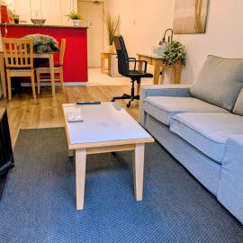 City & lakeside with free secure allocated parking, pool, gym & tennis court, only 15 mins walk into the City