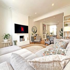 Elegant Windsorian Townhouse in Central Windsor with Garden close to Ascot and Legoland