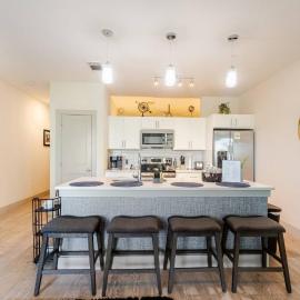 Chic Riverwalk Facing Condo Pool View Free Parking Pets Welcome, hotel u gradu San Antonio