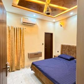 Complete Comfy House with 3 beds Al-Hafeez Garden Lahore, hotel in Lahore