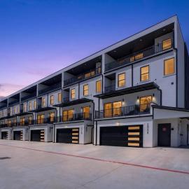 Luxury Townhome A. Walk to AT&T Stadium. Rooftop Terrace + Game Room. Sleeps 10.