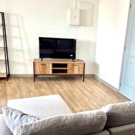 Appartement chaleureux avec véranda, proche des commodités, hotel v destinácii La Possession
