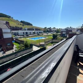 Apto Kibou con piscina y garaje, hotel em Miengo