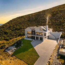 The Pearl Beach Villa in Agulhas, hotel u gradu Agulhas