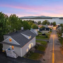 Post Card Views of Lake Winni Close to it All!, hotel din Laconia