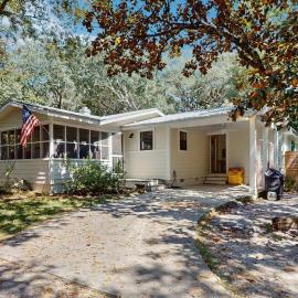 Family-friendly home near the ocean close to seaside free WiFi central AC & cable
