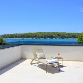 Luxurius Villa Vinka 50m from the beach - free boat tour till 31st od August, hotel din Punat