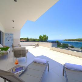Luxurius Villa Vinka by El-Pi Tours 50m from the beach, hotel di Punat