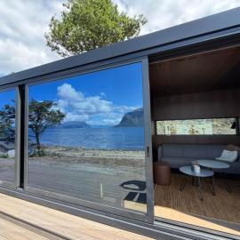 Hundeidvik Fjord Retreat - Fjord Suite, viešbutis mieste Hundeidvik