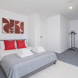 Spacious 4 Bedroom Home Free Parking Sleeps 8