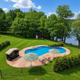 Lakefront Retreat w/ Pool & Boats – Sleeps 12, hotel din Monroe