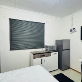 KingVille Guesthouse, хотел в Carletonville