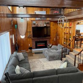 Cozy Waterfront Cottage, Hotel in Beaverton