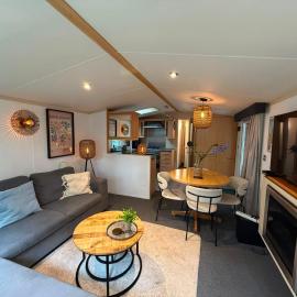 Veluwe Chalet Hoenderloo - Private Jacuzzi, Pool & Kids Club, hotel in Hoenderloo