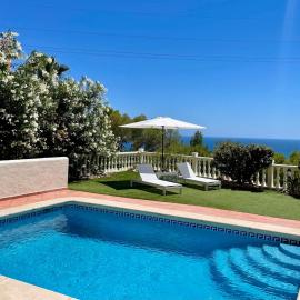 Altea Hills Vacation Home with Sea Views & Private Pool، فندق في ألتيا