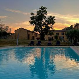Domaine du Champ de l'Hoste، فندق في Larzac