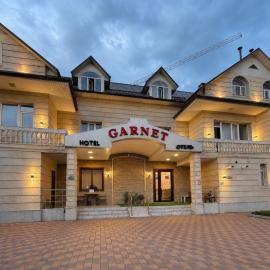 Garnet hotel, hotel in Bishkek