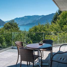 Lake & Mountain View Apartment near Faulensee Balcony BBQ & Free Parking, hotel in Spiez