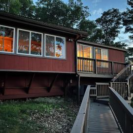 Lookout Lodge- Waterfront cabin, hotel u gradu 'Hammond'