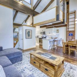 Secluded mountain-view condo with balcony close to Northstar Village, Hotel in Truckee