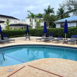 Ixora 7 - 1 Bed Apartment In Holetown w/ Pool & AC, hotell sihtkohas Saint James