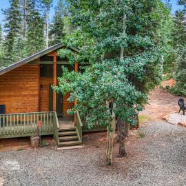 Lovely Log Cabin With Fire Pit!
