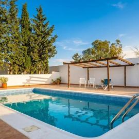 Alojamientos rurales con piscina compartida、タベルナスのホテル