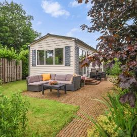 Rustig chalet 4 personen op recreatiepark de Friese Wadden Tzummarum、Tzummarumのホテル