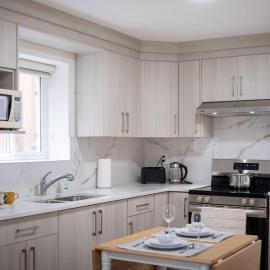 Cozy Beachside 2-Bedroom Retreat near Pier, hotel v mestu White Rock