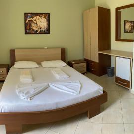 Dhimitri Rooms, hotel v mestu Gjilek
