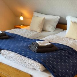 Ferienwohnung "Strandkorb" und "Sandburg", Haus Achtern Diek, hotelli kohteessa Wangerland