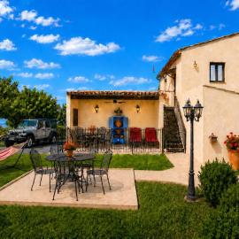 An Oasis of Mediterranean Tranquility with Mountain Views, hotel Móra d'Ebrében