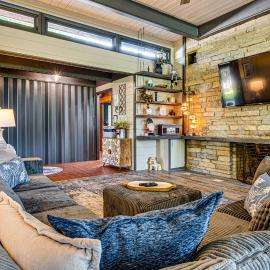 Walk to Dtwn Rockville! Prairie-Inspired Retreat, hotelli kohteessa Rockville