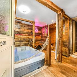 Rustic Rhondda Retreat w Private Hot Tub & Sauna