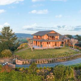Hunua Heights Retreat with Great Views, Deck, BBQ