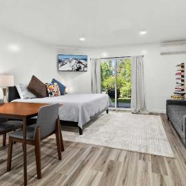 Recently Remodeled Ground Floor Studio Near Downtown Bend