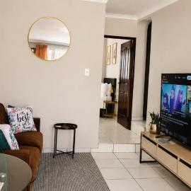 Sandalion Cottage near OR Tambo Airport & Greenstone, hotel u gradu 'Edenvale'