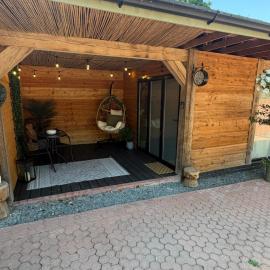 Luxury Courtyard Studio in Llangollen, hotel in Llangollen