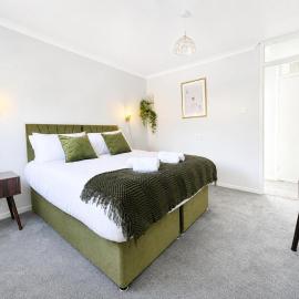 2 Bd House with Free Parking for Contractors and Families, hotel a Kempston