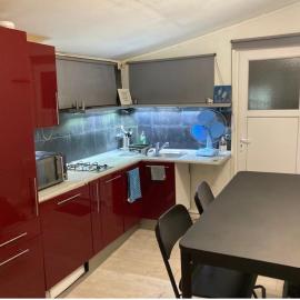 Chalet studio jardin métro ligne 7, hotelli kohteessa Villejuif