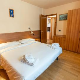 Pinzolo Dolomiti Apartment & Free Park، فندق في بينزولو