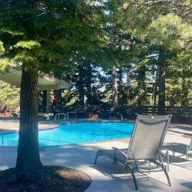Cozy Condo for 4 w Hot Tub & Pool Walk to Village