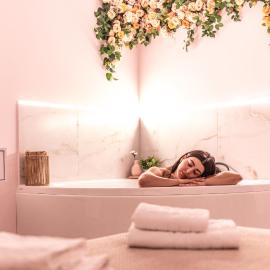 Almond Jacuzzi Suites - Private Indoor Jacuzzi - Self Check-In - Free & Easy Street Parking