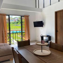 apartamento dúplex con balcón y central