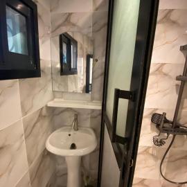 Studios climatisé au goudron à Yaoundé Nsimeyong 100m du collège Vogt,50m super marché DOVV WIFI haut débit gratuit 21 R&B, hotel u gradu Jaunde