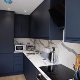 Stunning 4-Bedroom Home Sleeps 6, hotel in Thornton Heath